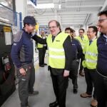 Juan Vicente Herrera dialoga con un par de trabajadores durante su visita a la factoría de Iveco de Valladolid