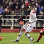 El defensa del Rayo Vallecano Diego Javier Llorente (i) seguido por el centrocampista del Athletic Raúl García,