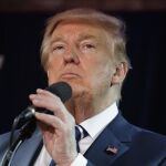 Donald Trump habla en un acto hoy de campaña en Mancherter (New Hampshire)
