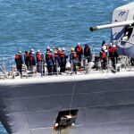 Miembros de la tripulación del destructor argentino «Sarandi» abandona la base de Mar del Plata para participar en la búsqueda del submarino desaparecido