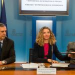 La consejera de Familia e Igualdad de Oportunidades, Alicia García, y el presidente de Cermi, Francisco Sardón, suscriben el convenio de colaboración, en presencia de Jesús Fuertes Zurita