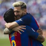 Messi y Luis Suárez se abrazan en un partido, en una imagen de archivo