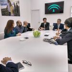 Juan Marín, con los componentes de la Mesa