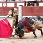 Enrique Ponce salió por la Puerta Grande de Las Ventas tras cortar dos orejas