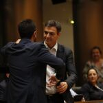 Pedro Sánchez saluda a Antonio Hernando/J. Fdez.-Largo