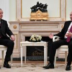 Erdogan y Putin conversan durante su reunión en Kremlin de Moscú