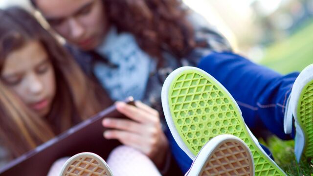 Dos chicas jóvenes se divierten con una tableta © DREAMSTIME