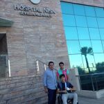 Andrés Roca Rey, a la salida del hospital junto a su apoderado José Antonio Campuzano