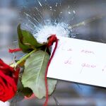 Una flor como homenaje a las víctimas y una pregunta al aire para la que la barbarie no tiene respuesta: «¿En nombre de qué?»