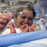 Una enfermera con un bebé prematuro en un hospital