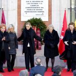 Imagen de archivo del homenaje a las víctimas del atentado del 11 M celebrado hace un año en la Puerta del Sol, con la asistencia del Mariano Rajoy , Cristina Cifuentes , Manuela Carmena y representantes de las cuatro asociaciones de víctimas