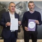 El secretario general de Podemos en la Región de Murcia Óscar Urralburu (d), y el secretario general del PSOE en Murcia Rafael González Tovar (i), muestran sus propuestas hoy durante la reunión que han mantenido