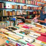 Miles y miles de libros se presentan en esta feria que llega este año a su edición número 65. Arriba, una imagen de la exposición dedicada a los 150 del diseño de portadas de libros y que permanecerá abierta en el Passeig de Gràcia.