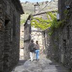 Las calles de Patones, tapizadas con lascas de pizarra, son el mejor ejemplo de la arquitectura negra