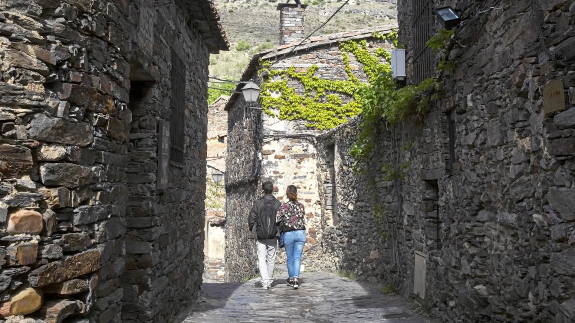 Las calles de Patones, tapizadas con lascas de pizarra, son el mejor ejemplo de la arquitectura negra