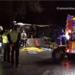 El autobús privado ha volcado por causas que están siendo investigadas.
