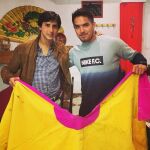 El torero Roca Rey entrega a su compatriota Juan Vargas uno de sus capotes utilizados este año