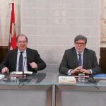 El presidente Juan Vicente Herrera, Ángel Hernández de CCOO; Santiago Aparicio, de Cecale; y Faustino Temprano, de UGT, suscriben los acuerdos