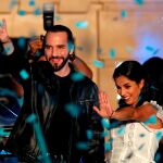 El candidato, Nayib Bukele, y su esposa, Grabiela de Bukele, celebran junto a sus seguidores la victoria en primera vuelta