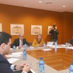 La consejera de Economía y Hacienda, Pilar del Olmo, preside la primera reunión de los grupos parlamentarios por el pacto por la reindustrialización