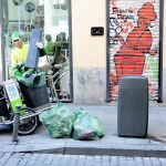 Los inspectores de la basura vigilan que no queden desperdicios fuera de sus contenedores en las calles de la capital