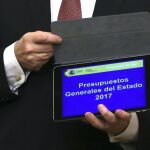 El ministro de Hacienda, Cristóbal Montoro, ha entregado hoy a la presidenta del Congreso, Ana Pastor, el proyecto de Presupuestos Generales del Estado para 2017.