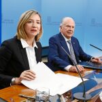 Alicia García firma el acuerdo con el Procurador del Común para facilitar el acceso a la Renta Garantizada.