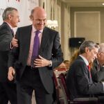 Luis de Guindos, a su llegada ayer al desayuno informativo