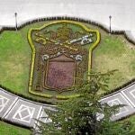 Decoración floral del Palacio del Gobernador del Vaticano, donde han sido retiradas las flores que conformaban el escudo de Benedicto XVI a la espera del nuevo Pontífice