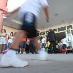 Niños entrando a clase en el primer día de colegio / C. Pastrano