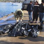 Los naufragios de barcazas con inmigrantes a bordo se suceden frente a las costas de Grecia.