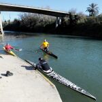 En su recorrido por el río de Algemesí a Alzira, a tres kilómetros río abajo, fue localizada la piragua. En la imagen, operativo de búsqueda / Foto: Efe