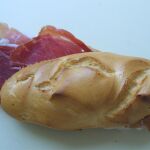 Los productos que más sal aportan a la dieta de los niños españoles son los embutidos, incluyendo el jamón