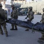 Soldados británicos sacan uno de los cadáveres de la embajada española en Kabul.