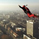 Un participante en una competición de salto base / AP