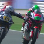 Momento en que Fenati aprieta el freno de Stefano Manzi en plena carrera
