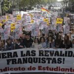 Varios jóvenes durante la marcha estudiantil convocada en Madrid por la Plataforma Regional por la Escuela Pública