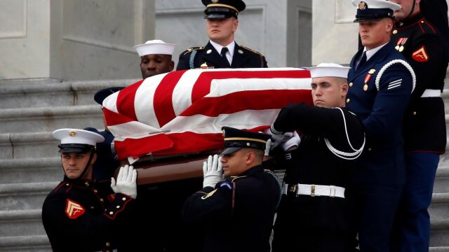 El féretro de Bush a la salida del Capitolio/Foto. AP