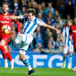 El delantero de la Real Sociedad Mikel Oyarzábal intenta un lanzamiento ante el defensa del Sevilla Sergi Gómez, durante el partido / Foto. Efe