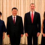 El Rey Felipe, acompañado por la Reina Letizia, y el presidente de China, Xi Jinping, junto a su mujer Peng Liyuan, en el Palacio de la Zarzuela / Foto: Efe