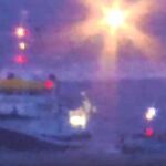 Sobre estas líneas, el buque oceanográfico «Ángeles Alvariño», en la zona donde ocurrieron los hechos. En la imágen una lancha británica ha lanzado una bengala.