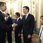 El Rey saluda al secretario general del PSOE, Pedro Sánchez