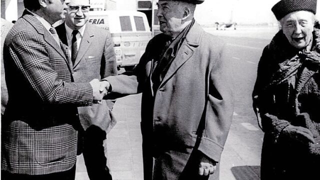 El mecenas y empresario revive al poeta Josep Carner en el aeropuerto de Barcelona. Cendrós ayudó económicamente al escritor