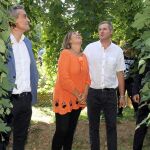 La consejera de Agricultura y Ganadería, Milagros Marcos, visita una explotación de lúpulo y su proceso de transformación en Gavilanes de Órbigo (León)