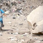 Un niño juega cerca de la cabeza de Ramsés II, sacada a la luz por una expedición arqueológica germano-egipcia en las afueras de El Cairo