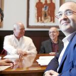 Los diputados del PSC y de Catalunya sí que es pot en la reunión donde acordaron un pleno de emergencia social
