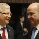 El ministro de Finanzas de Lituania, Rimantas Sadzius, con Luis de Guindos