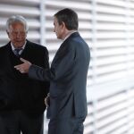 Los expresidentes del Gobierno Felipe González y José Luis Rodríguez Zapatero, conversan en el Museo Nacional Centro de Arte Reina Sofía