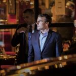 Emmanuel Macron, a la salida de un restaurante donde se reunió con su equipo tras la noche electoral, en París