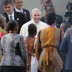 El Papa, a su llegada al aeropuerto Internacional Jomo Kenyatta de Nairobi, Kenia